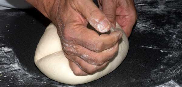 Amasando pan a mano según la forma tradicional. Foto - Making bread by Flickr user PETER9914 (Creative Commons)