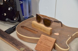 Gafas de sol Patterson and Parkman hechas de madera sobrante de guitarras