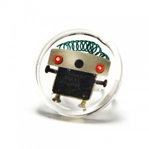 Robot en una burbuja. Una divertida joya reciclando tornillos y componentes electrónicos.