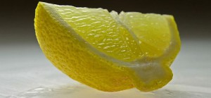Limón cortado con forma de gajo