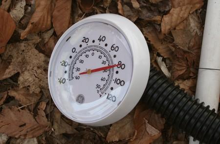 Termómetro de una calefacción ecológica hecha con materiales reciclados